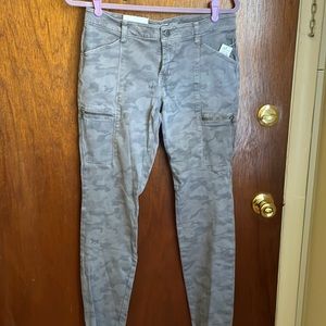 Gap camo Cargo pants aprox 27” inseam